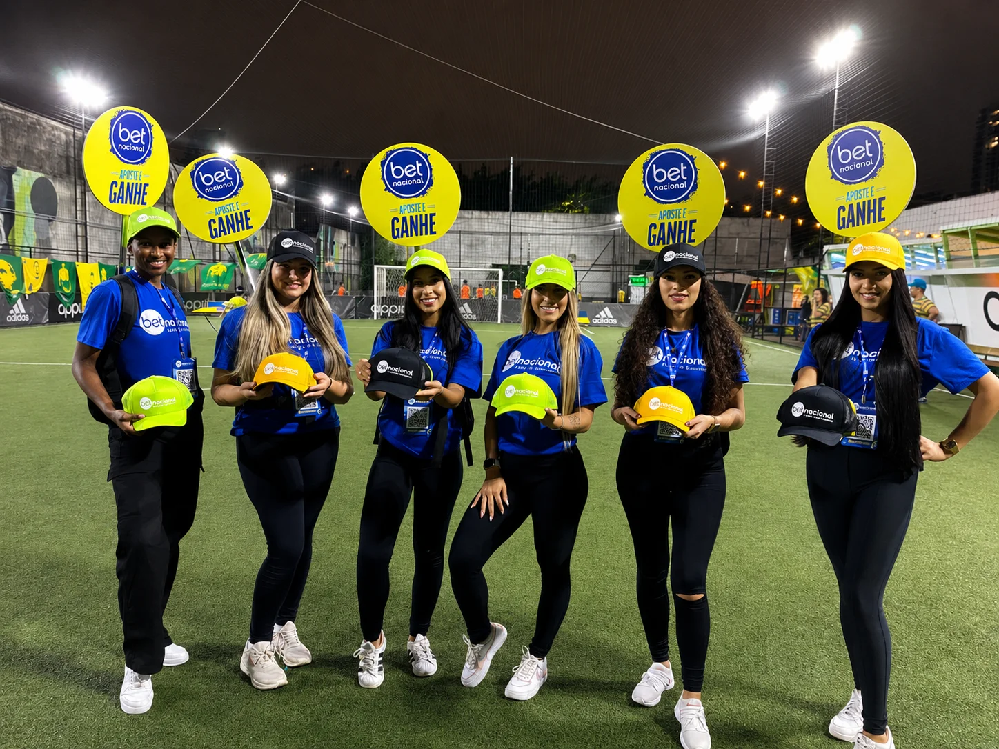 Equipe usando mochila pirulito personalizada em evento promocional